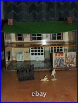 1950's Marx Fire Station House Tin Litho building, 2 firemen, accessory READ