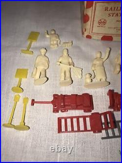 1950's Marx railroad figures & station accessories