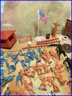 1960s MARX CARRY-ALL ACTION FORT APACHE PLAY SET #4685 w SOLDIERS INDIANS HORSES