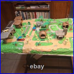 1962 MARX THE FLINTSTONES PLAY SET #4672 with plastic mat town of bedrock