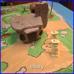 1962 MARX THE FLINTSTONES PLAY SET #4672 with plastic mat town of bedrock