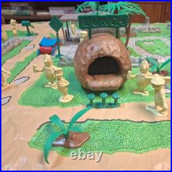 1962 MARX THE FLINTSTONES PLAY SET #4672 with plastic mat town of bedrock