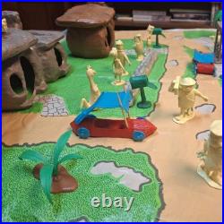 1962 MARX THE FLINTSTONES PLAY SET #4672 with plastic mat town of bedrock