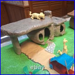 1962 MARX THE FLINTSTONES PLAY SET #4672 with plastic mat town of bedrock