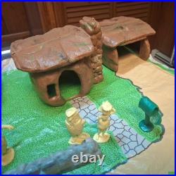 1962 MARX THE FLINTSTONES PLAY SET #4672 with plastic mat town of bedrock