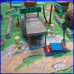 1962 MARX THE FLINTSTONES PLAY SET #4672 with plastic mat town of bedrock