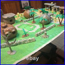 1962 MARX THE FLINTSTONES PLAY SET #4672 with plastic mat town of bedrock