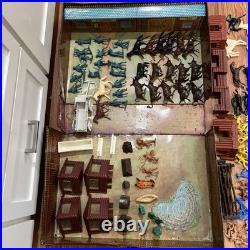 1968 MARX FORT APACHE Carry All Action Tin Case And Figures