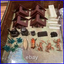 1968 MARX FORT APACHE Carry All Action Tin Case And Figures