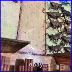 1968 MARX FORT APACHE Carry All Action Tin Case And Figures