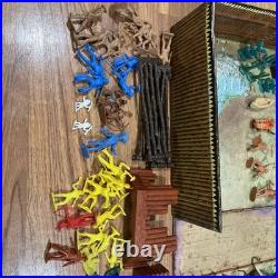 1968 MARX FORT APACHE Carry All Action Tin Case And Figures