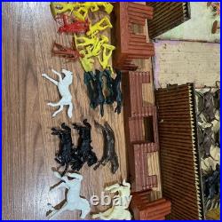 1968 MARX FORT APACHE Carry All Action Tin Case And Figures