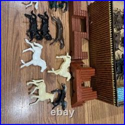 1968 MARX FORT APACHE Carry All Action Tin Case And Figures