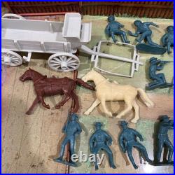 1968 MARX FORT APACHE Carry All Action Tin Case And Figures