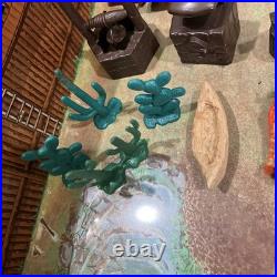 1968 MARX FORT APACHE Carry All Action Tin Case And Figures