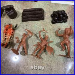 1968 MARX FORT APACHE Carry All Action Tin Case And Figures