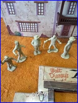 J- Vintage Marx Zorro Hacienda Balcony And 13 Plastic Men
