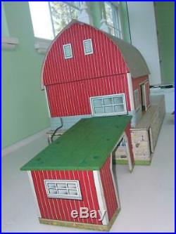 MARX Curved Roof Platform Barn and Accessories Late 1960s Early 1970s