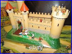 MARX KNIGHTS & CASTLE MINIATURE PLAY SET 1960s BOXED