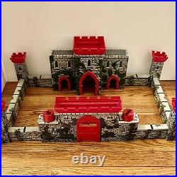 MARX VINTAGE 1965 MEDIEVAL TIN LITHO CASTLE PLAYSET With 13 Figures