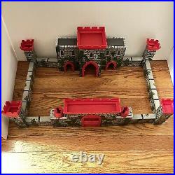 MARX VINTAGE 1965 MEDIEVAL TIN LITHO CASTLE PLAYSET With 13 Figures
