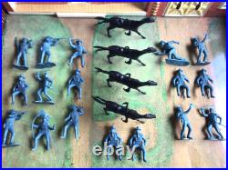 Marx #4685 Fort Apache Carry-All Action Playset with 55 Original Pieces 1960s Vtg