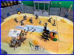 Marx BEN HUR Full Circle COLISEUM PLAYSET with MAT assorted pieces