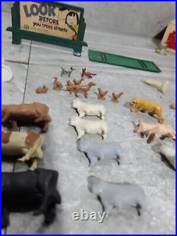 Marx Lionel RR Farm Play Set Plastic Farm Animals Feed Box Road Signs VTG 1960s