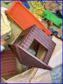 VINTAGE 1968 Marx Carry-All Action Fort Apache Play Set 4685 Cowboys Indians