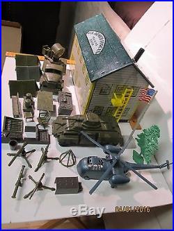 VINTAGE LOUIS MARX U. S. ARMED FORCES TRAINING Center no. 4139 in box ex. Cond