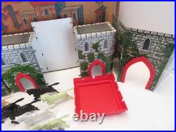 Vintage 1950s Marx Playset Medieval Caste Fort (a)