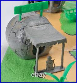 Vintage 1961 MARX The Flintstones Play Set No 4672 w Box Near Complete Original