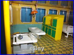 Vintage Dollhouse Mettoy Hospital-Emergency Ward 10-Marx, Playmobil, Ideal Items