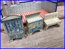 Vtg Marx Tin Newlyweds Kitchen Building & Accessories